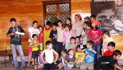 Grozny'nin Meleği sahiplendiği kimsesiz Çeçen çocuklarla birlikte