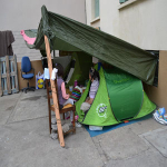 Des familles dorment sous des tentes à Nîmes
